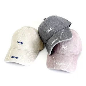 Vue détaillée de casquettes de baseball lavées rétro avec broderie de lettres et visière usée.