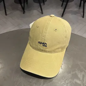 Dettaglio di cappello da baseball in cotone kaki lavato con ricamo 'apen MIND'.