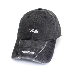 Gros plan détail de casquette de baseball délavée vintage avec broderie blanche et bords effilochés.