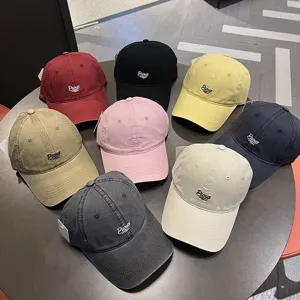 Vista dettagliata di vari colori di cappellini da baseball in cotone lavato con ricamo Pious