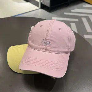 Dettaglio di un cappellino da baseball in cotone lavato rosa con ricamo 'Pious' fine