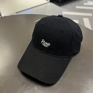 Vista ravvicinata di un cappello da baseball nero in cotone con ricamo Pious bianco