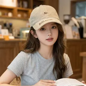 Vue de détail rapprochée d'une casquette de baseball en coton lavé avec broderie élégante.