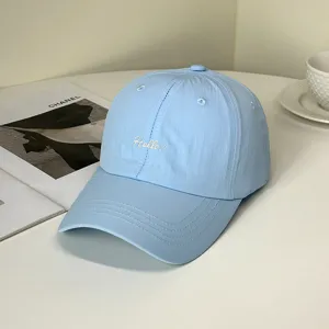 Detailansicht einer hellblauen, schnell trocknenden Baseballkappe mit 'Hello!' Stickerei