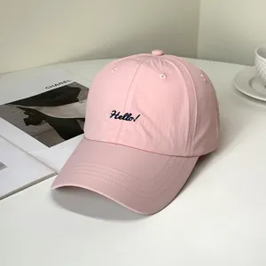 Detailaufnahme der rosa schnelltrocknenden Baseballkappe mit schwarzer Hello!-Stickerei