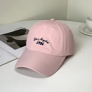 Detailansicht einer rosa Baseballkappe mit Los Angeles 1986 Stickerei-Details