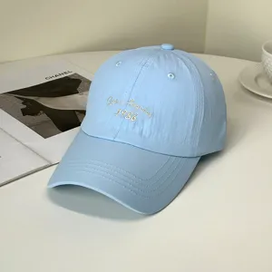 Detailansicht einer hellblauen Kappe mit Bestickung Los Angeles 1986 aus Schnelltrockner
