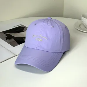Detailansicht einer lila schnell trocknenden Baseballkappe mit Los Angeles Bestickung