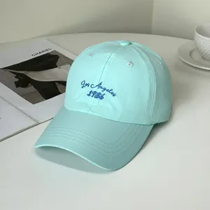 Detailaufnahme der schnelltrocknenden hellblauen Baseballkappe mit Los Angeles Stickerei