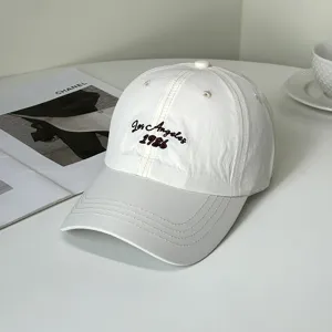 Detailansicht einer minimalistischen weißen Baseballkappe mit Los Angeles 1986 Stickerei