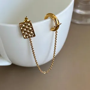 Boucle d'oreille chaîne dorée unique avec clou texturé et manchette d'oreille intégrée