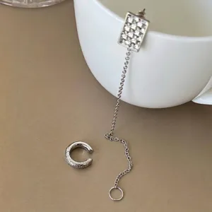 Boucle d'oreille chaîne argentée élégante avec clou rectangle en zircone et manchette d'oreille