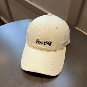 Detalle de una gorra de béisbol beige vintage con bordado FastMK en azul marino