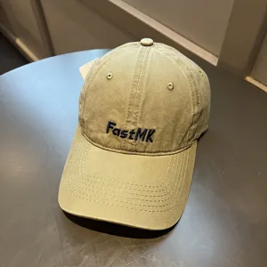 Primer plano de gorra de béisbol verde oliva con bordado FastMK en azul marino