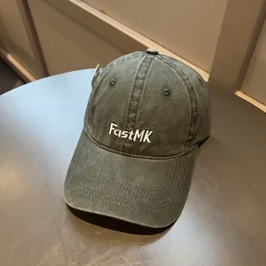 Detalle de una gorra de béisbol vintage gris marengo con bordado blanco FastMK.