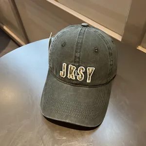 Primer plano de una gorra de béisbol de color gris carbón lavado con bordado JKSY ONE