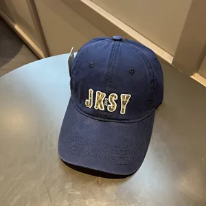 Vista detallada de la gorra de béisbol azul marino con bordado JKSY de leopardo