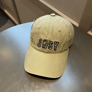 Detalle de gorra de béisbol caqui con bordado JKSY 3D y visera curva clásica para el sol