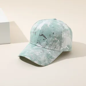 Casquette de baseball tendance tie and dye printemps ete avec details metalliques.