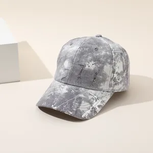 Détail de casquette de baseball tie-dye grise, chapeau de soleil d'été décontracté.
