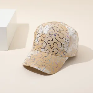 Vue détaillée d'une casquette de baseball tendance effet tie-dye avec de brillantes sequins.