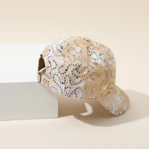 Vue détail d'une casquette de baseball tie-dye à sequins kakis avec boucle de réglage métal.