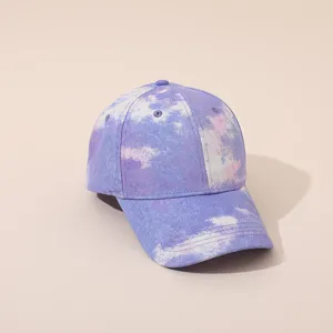Détail de casquette de baseball tie-dye violette, texture de tissu, chapeau de soleil.