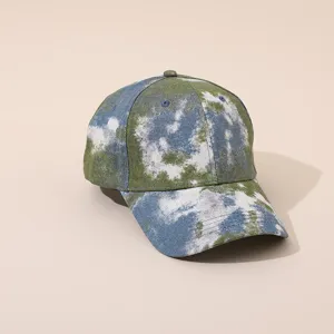 Gros plan sur le motif tie-dye élégant et les œillets respirants de la casquette décontractée.