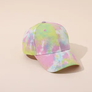 Vue détaillée de la casquette de baseball tie-dye pailletée aux teintes pastel et scintillantes.