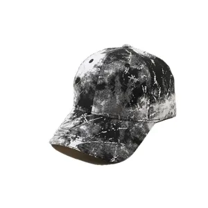 Casquette de baseball élégante tie-dye noir et blanc pour loisirs et protection solaire.