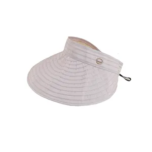 Πλευρική λεπτομέρεια του ροζ ριγέ καπέλου ηλίου με μεταλλική λεπτομέρεια.