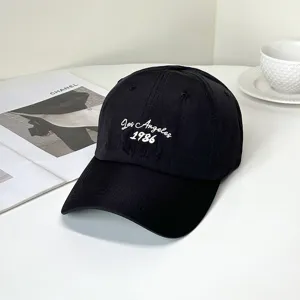 Detailansicht einer schwarzen, schnell trocknenden Baseballkappe mit Los Angeles Stickerei