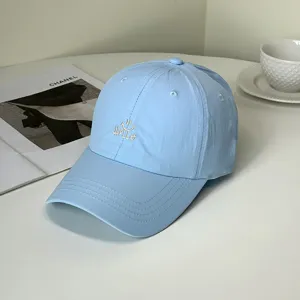 Detailansicht einer hellblauen schnelltrocknenden Baseballkappe mit Stickerei