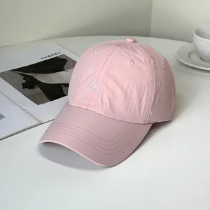 Detailansicht einer rosa schnelltrocknenden Baseballkappe mit Hello-Stickerei für Damen