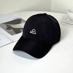 Nahaufnahme einer minimalistischen schwarzen Baseballkappe mit weißem Hello-Stick