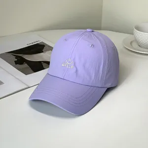 Nahaufnahme einer violetten Baseballkappe mit weißer Hello-Stickerei auf einem Tisch