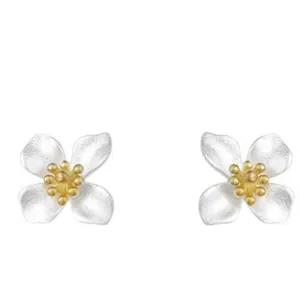 Vue détaillée de boucles d'oreilles minimalistes en forme de fleur argentée et dorée