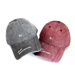 Vue détaillée de casquette en denim lavé, broderie délicate et style rétro vintage.