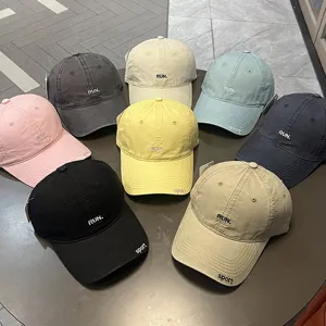 Dettaglio di vari colori di cappellini da baseball in cotone lavato con ricamo RUN