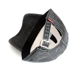 Casquette de baseball en denim noir lavé, boucle réglable en métal, style vintage.