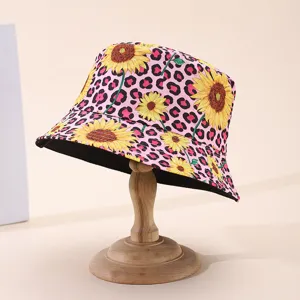 Detailansicht des modischen Fischerhuts mit Leoparden- und Sonnenblumenprint