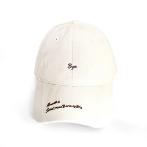 Gros plan sur les détails de la casquette brodée avec un joli lettrage unique et du coton.