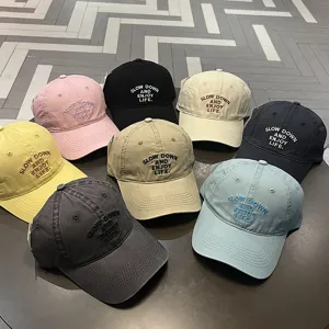 Gorra de béisbol bordada de algodón lavado con eslogan, visera casual, gorra multicolor elegante.