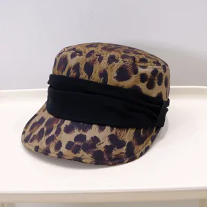 Modischer Leopardenmuster Flachkopfhut mit schwarzem Faltenband fur Damen Sonnenhut.
