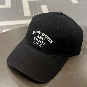Gorra de béisbol negra casual con eslogan en inglés bordado en blanco para exterior.