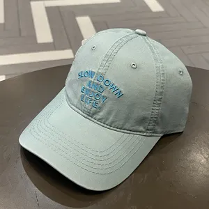 Vista detallada de gorra de béisbol azul claro bordada, protección solar unisex casual.