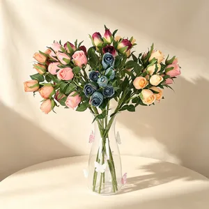 Vintage kunstmatige rozen bloemenboeket met glazen vaas voor thuis bruiloft decoratie