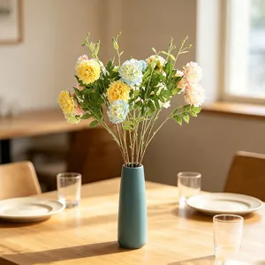 Bouquet di fiori di peonie artificiali in vaso di ceramica turchese per decorazione tavola.