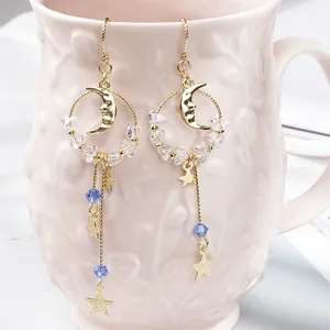 Boucles d'oreilles pendantes asymétriques étoile et lune avec perles dorées et bleues