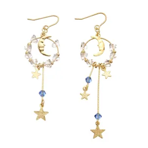 Élégantes boucles d'oreilles asymétriques étoile et lune dorées avec cristaux et perles.